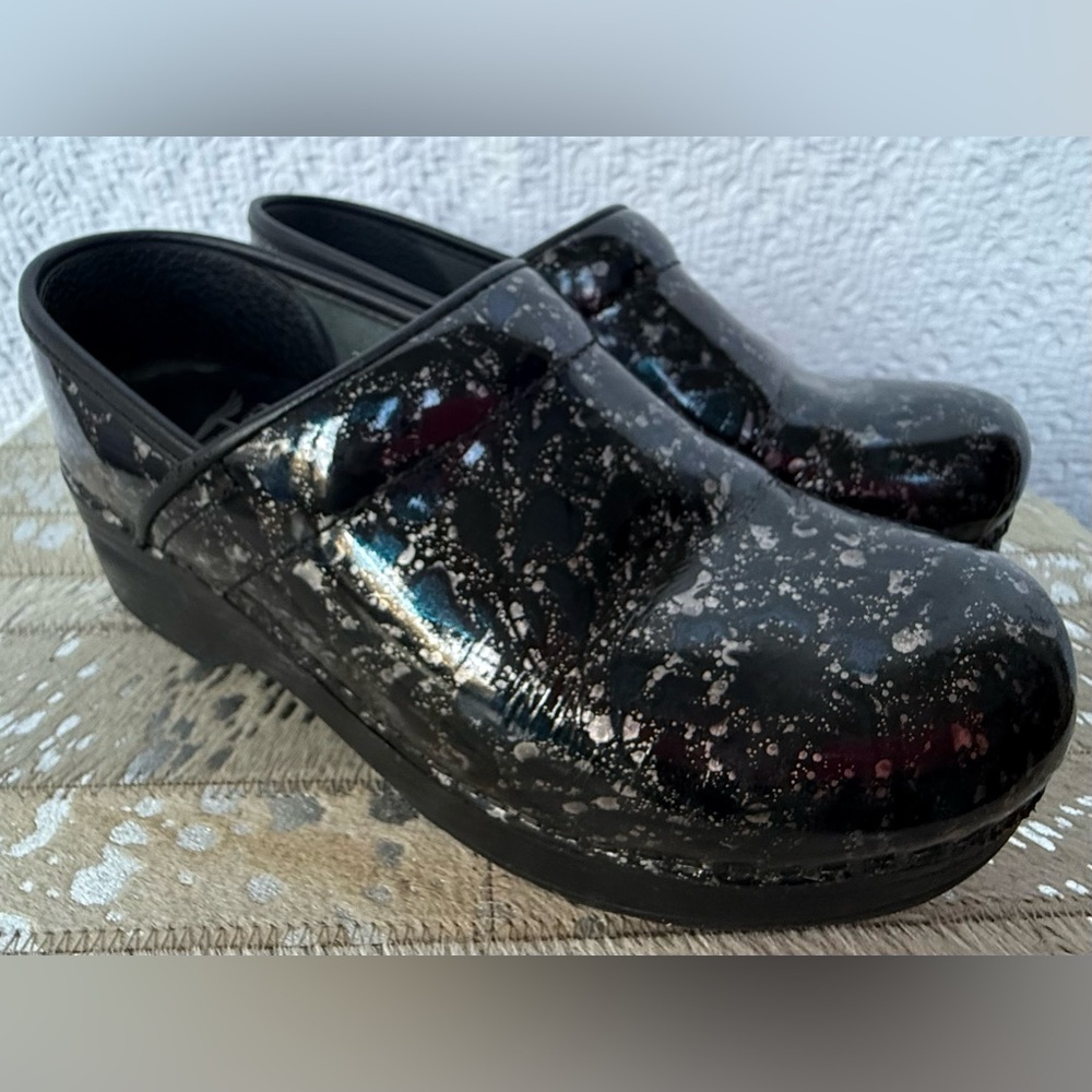Dansko XP 2.0 black rainbow fleck patent leather clogs SZ 36 US 5.5-6